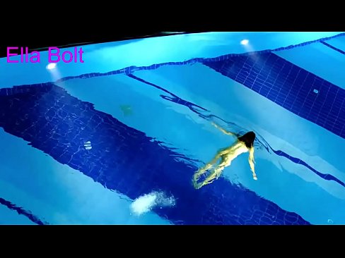 ❤️ Nu mă pot opri din privit, tânără blondă surprinsă înotând goală în piscina stațiunii ELLA BOLT ❤ at us ❤