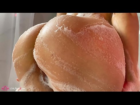 ❤️ Bruneta își masturbează păsărica cu un vibrator până la orgasm intens în duș ❤ at us ❤
