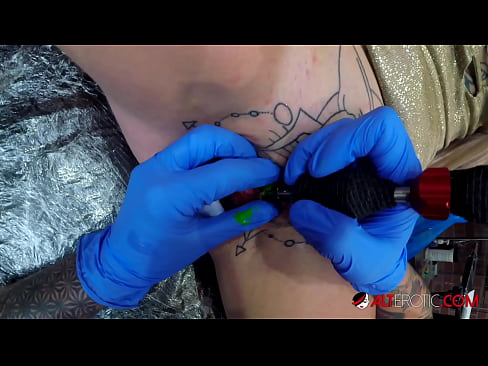 ❤️ Sully Savage, o bunăciune extrem de tatuată, și-a făcut un tatuaj pe clitorisul ei ❤ at us ❤